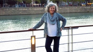 Anne Diamond interviews Writer Claire Cook