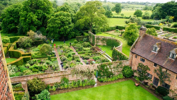 Explore English estates with guest lecturer Caroline Holmes