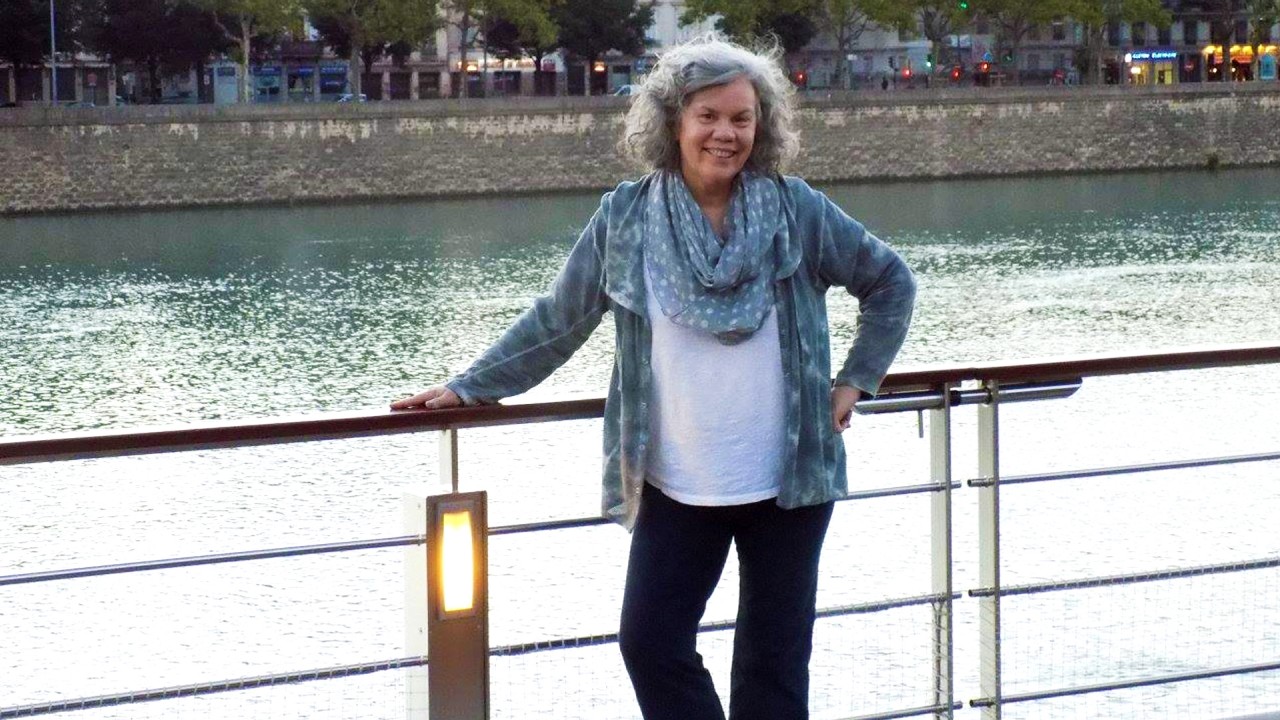 Anne Diamond interviews Writer Claire Cook)