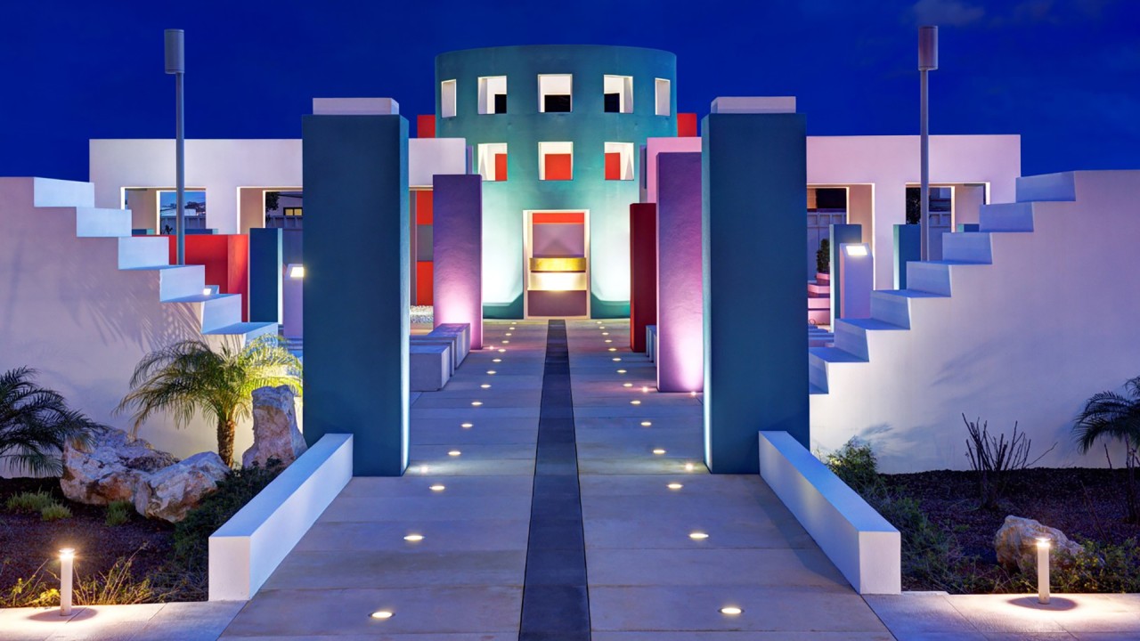 Alastair Miller in conversation with Architect Richard England)