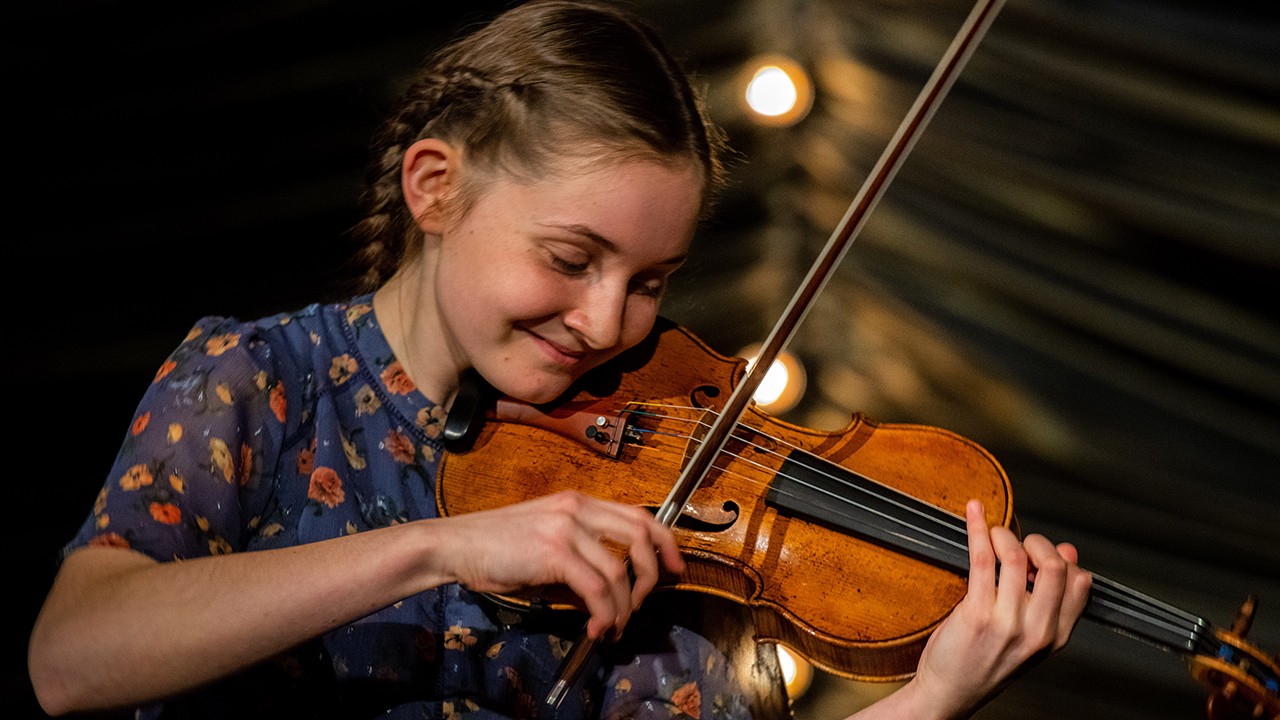 Alma Deutscher Performs in Vienna)