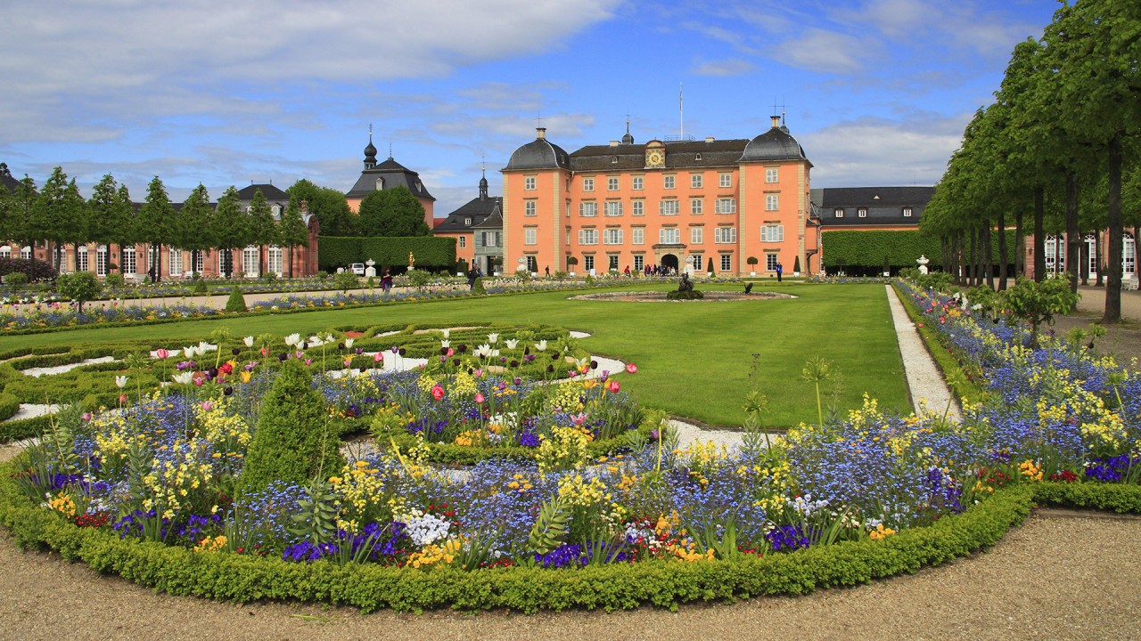 Explore the picturesque gardens of Schwetzingen Palace in Germany with Jan Enss)