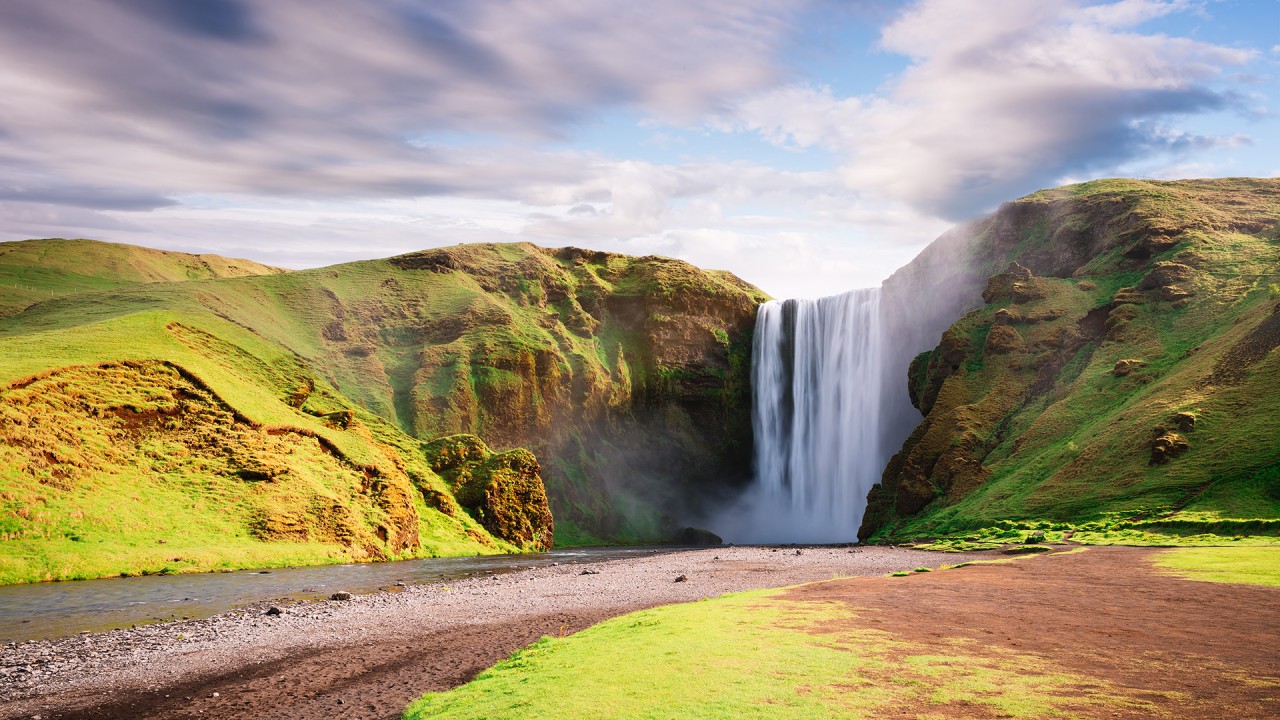 Discover our Iceland’s Natural Beauty itinerary with Neil Barclay)