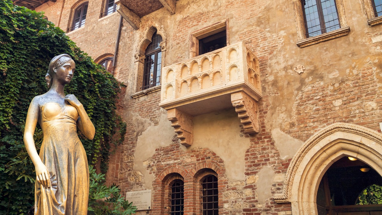 Experience the romantic city of Verona with Manuela Huber)