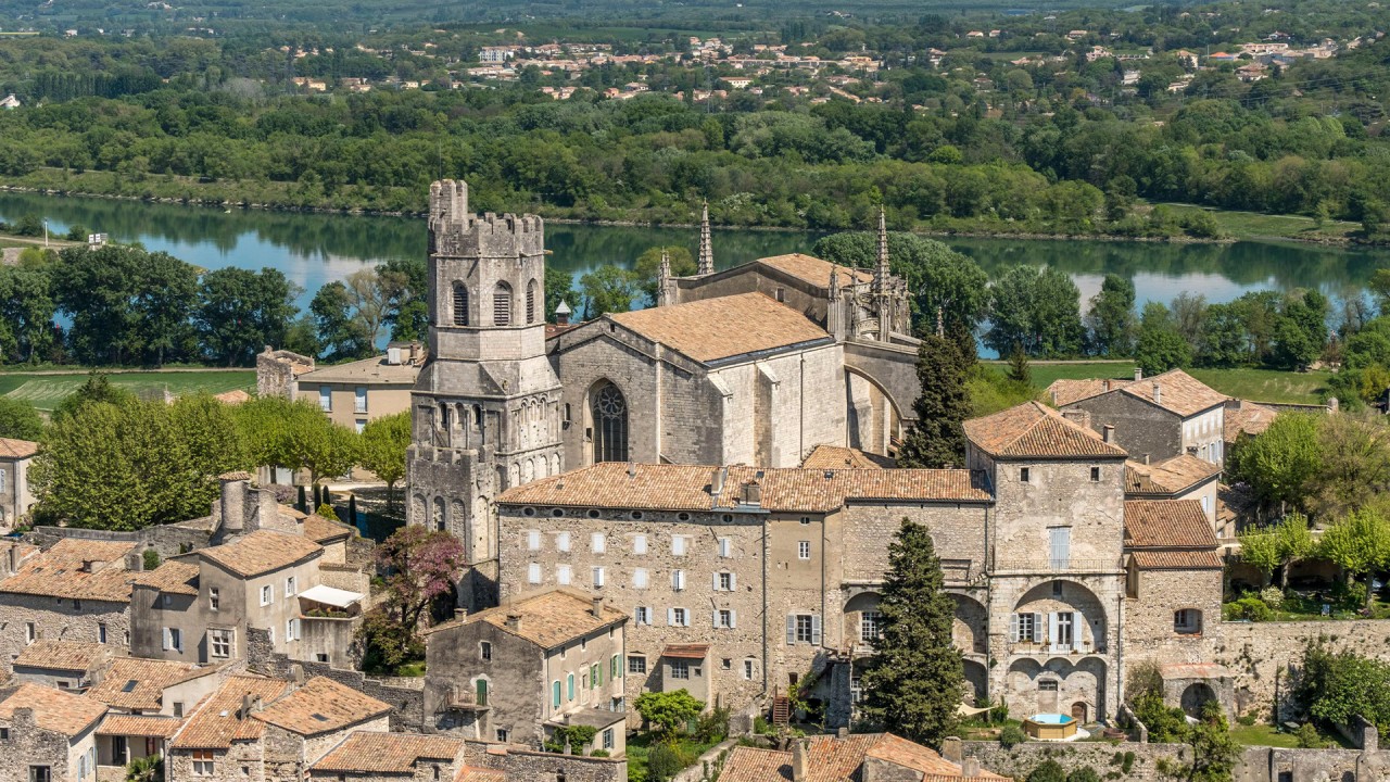 Uncover the hidden gems of Provence)