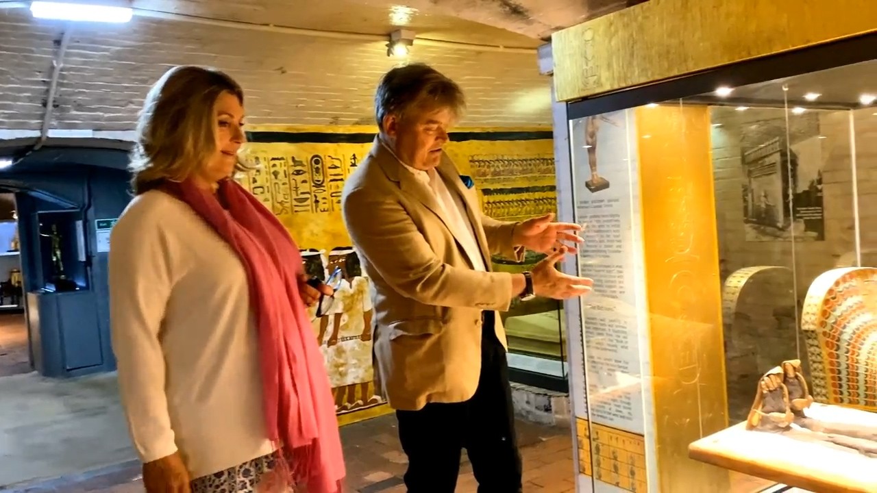 At Home at Highclere Castle: Explorers)